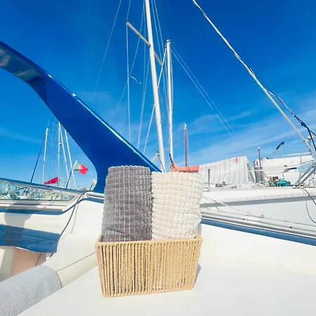 Hotel en barco Vina Romance - Romantic Boat In Marina *
