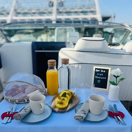 Vina Romance - Romantic Boat In Marina Hotel en barco