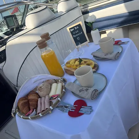 Vina Romance - Romantic Boat In Marina Hotel en barco Lisboa